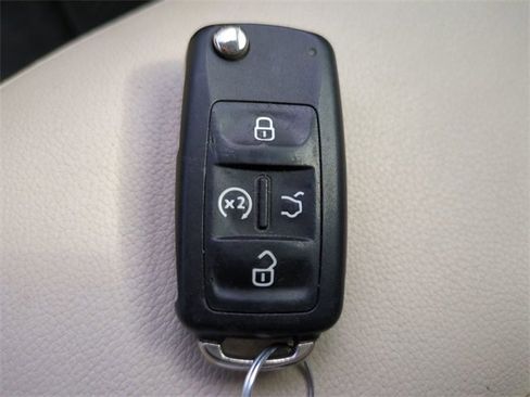 Used 2017 Volkswagen Passat 1.8T SEL Premium image 29