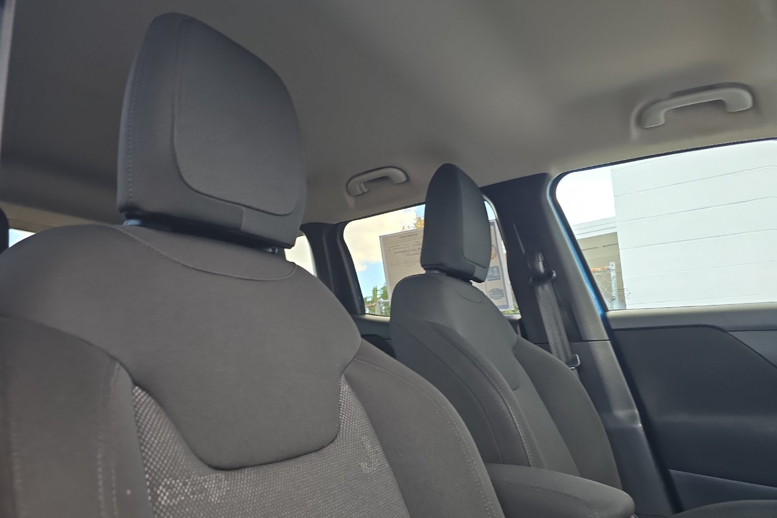 Used 2015 Jeep Renegade Latitude AWD/4WD image 17