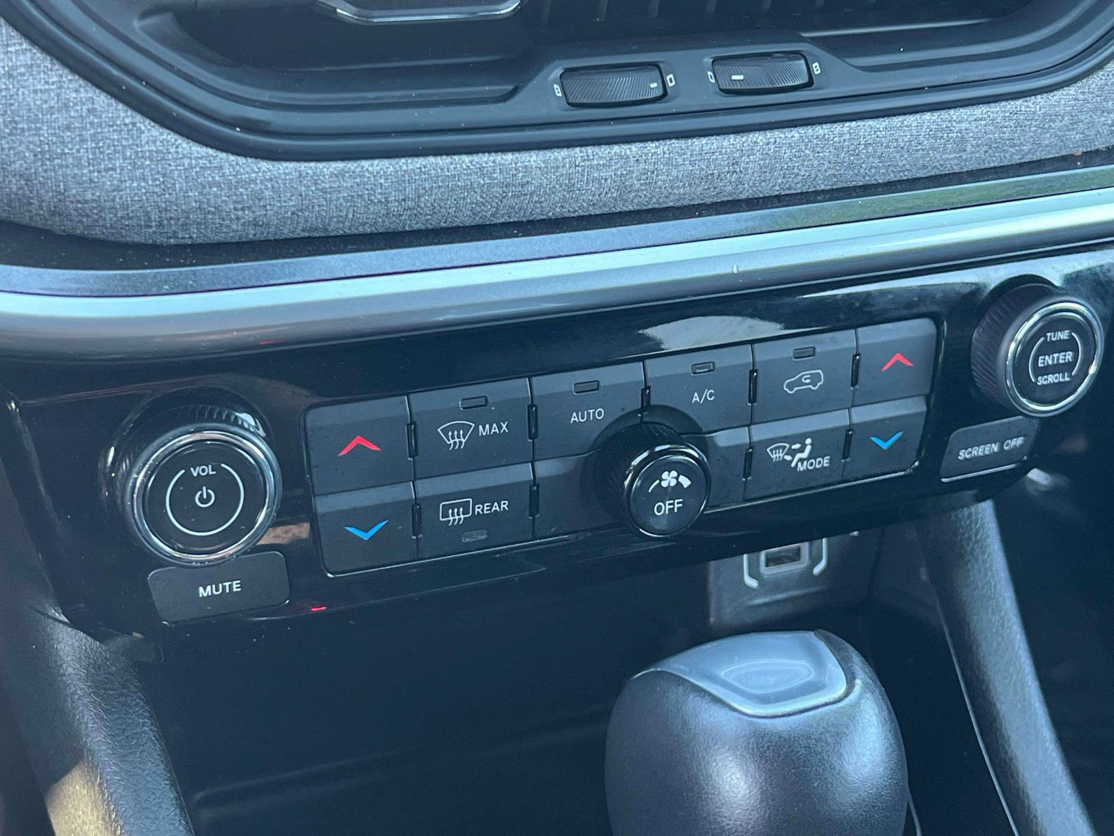 Used 2025 Jeep Compass Latitude w/ Sun & Sound Group AWD/4WD image 12