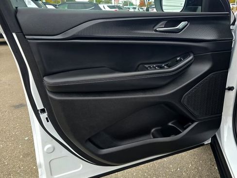 Used 2025 Jeep Grand Cherokee Laredo X w/ Luxury Tech Group I image 21