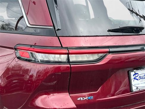 Used 2023 Jeep Grand Cherokee Overland w/ Luxury Tech Group IV image 9