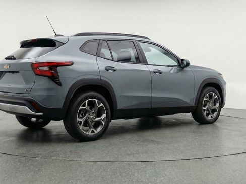 Used 2025 Chevrolet Trax LT image 9