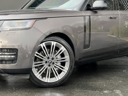 Used 2024 Land Rover Range Rover Long Wheelbase SE image 2