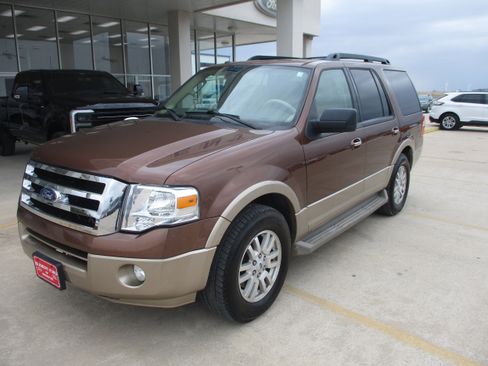 Used 2012 Ford Expedition XLT image 2