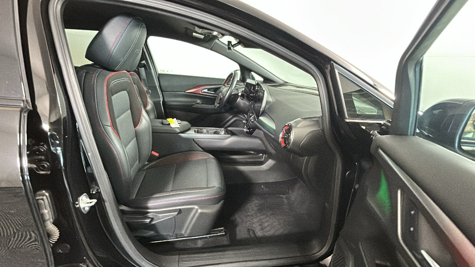 Used 2024 Chevrolet Equinox EV RS FWD image 37