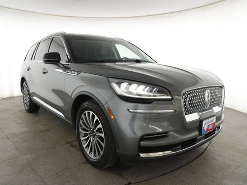 Used 2023 Lincoln Aviator 2WD w/ Premium Package image 3