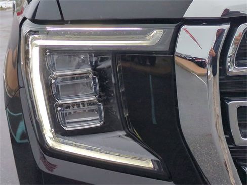 Used 2024 GMC Yukon SLT w/ SLT Luxury Package image 10