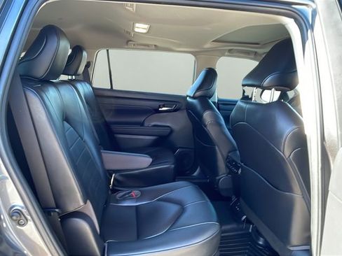 Used 2023 Toyota Highlander XLE image 15
