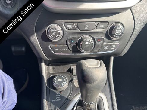 Used 2018 Jeep Cherokee Latitude Plus AWD/4WD image 16