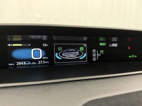 Used 2018 Toyota Prius Three Touring w/ Appearance Package FWD image 16