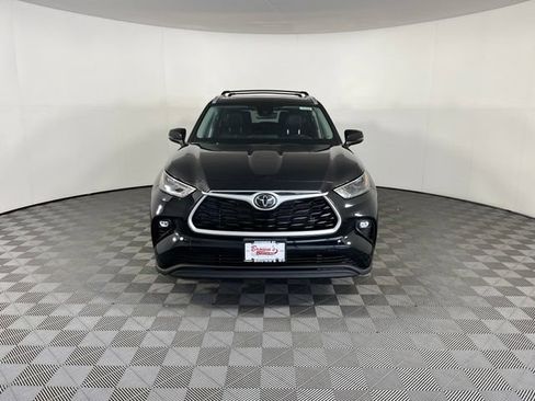 Used 2022 Toyota Highlander XLE AWD/4WD image 2
