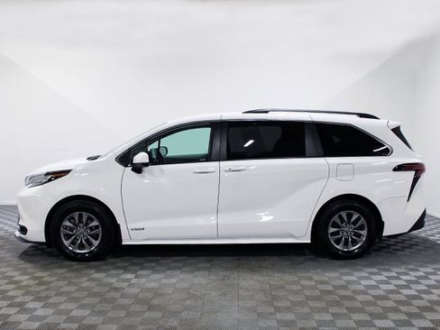 Certified 2021 Toyota Sienna LE image 3