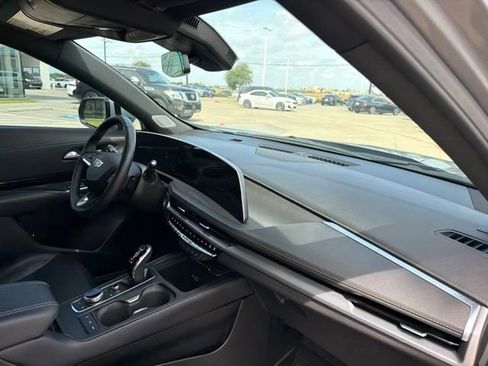 Used 2024 Cadillac XT4 Luxury w/ Cold Weather Package FWD image 17