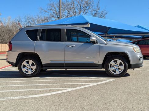 Used 2016 Jeep Compass Latitude image 3