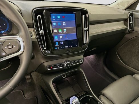 Used 2025 Volvo XC40 B5 Plus image 25