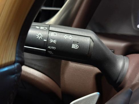 Used 2019 Lexus ES 350 Ultra Luxury w/ Accessory Package image 29