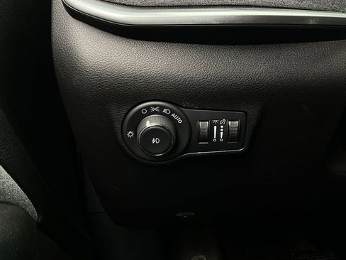 Used 2025 Jeep Compass Latitude image 21