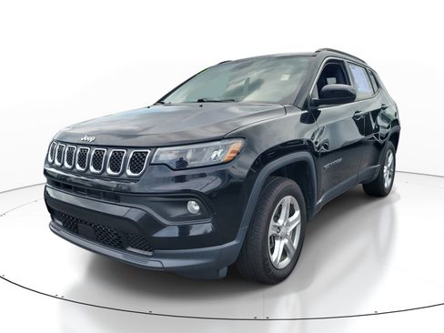 Used 2023 Jeep Compass Latitude AWD/4WD image 3