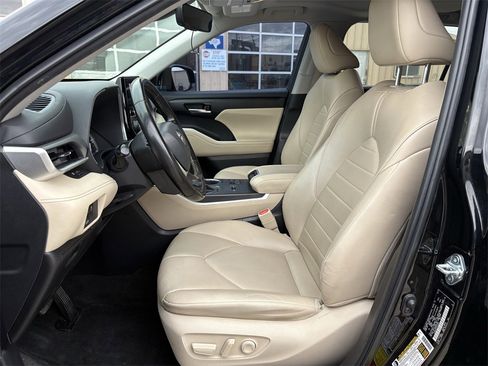 Used 2023 Toyota Highlander XSE image 12