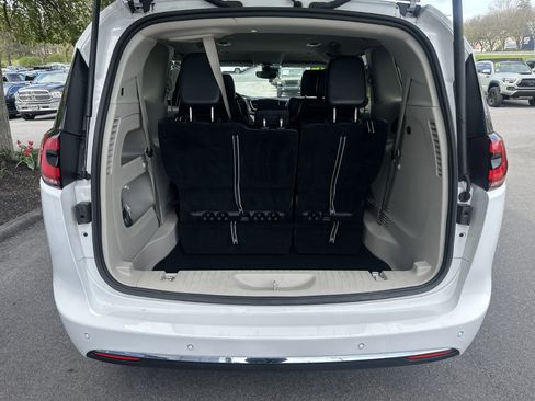 Used 2024 Chrysler Pacifica Touring-L FWD image 5