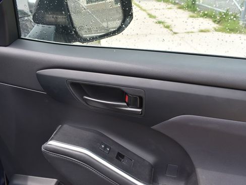 Used 2025 Toyota Highlander LE FWD image 21