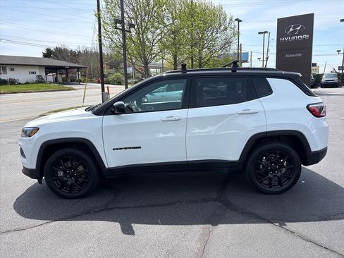 Used 2023 Jeep Compass Latitude AWD/4WD image 3
