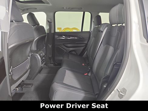 Used 2023 Jeep Grand Cherokee Laredo w/ Luxury Tech Group I AWD/4WD image 12