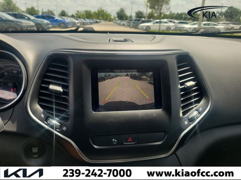 Used 2019 Jeep Cherokee Latitude Plus FWD image 28