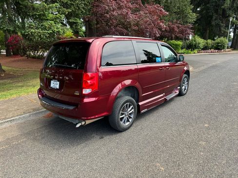 Used 2017 Dodge Grand Caravan SXT FWD image 12