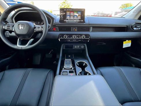 New 2025 Honda Pilot Touring image 5