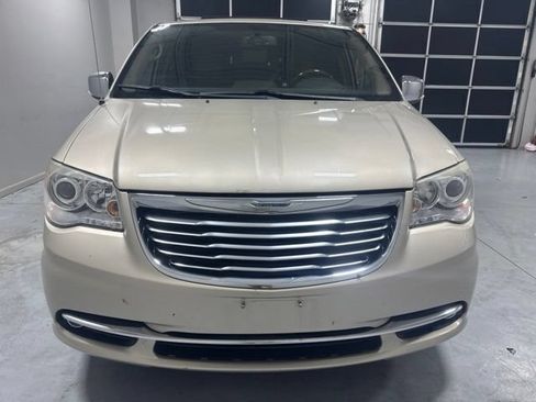 Used 2015 Chrysler Town & Country Limited Platinum FWD image 3