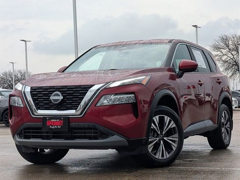 Used 2023 Nissan Rogue SV image 2