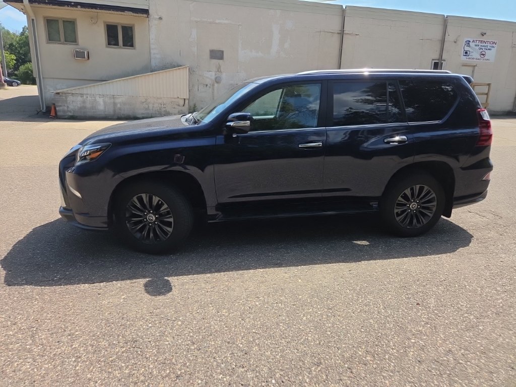 Used 2021 Lexus GX 460 Premium w/ Accessory Package AWD/4WD image 3