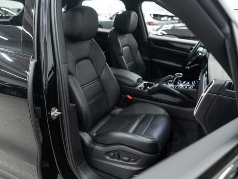 Used 2023 Porsche Cayenne AWD/4WD image 11