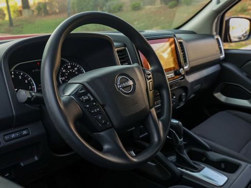 Used 2023 Nissan Frontier SV image 14