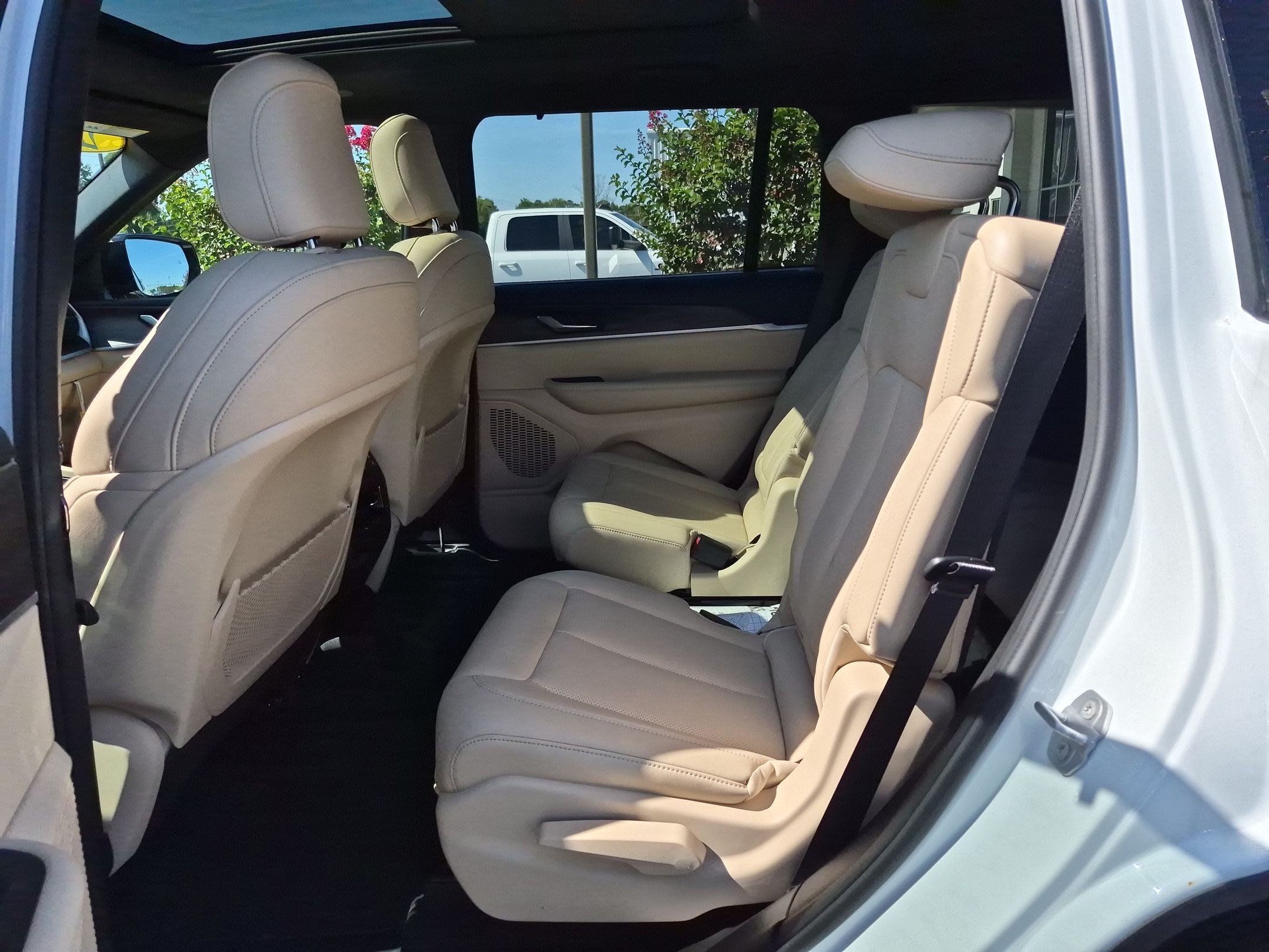Used 2025 Jeep Grand Cherokee L Limited w/ Luxury Tech Group II RWD image 15
