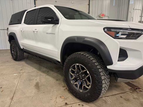 Used 2024 Chevrolet Colorado ZR2 w/ Technology Package AWD/4WD image 9