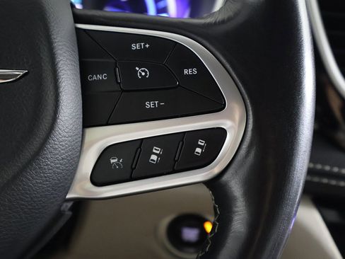 Used 2021 Chrysler Pacifica Touring-L image 37