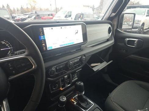 Used 2025 Jeep Wrangler Unlimited Sahara w/ Safety Group image 25