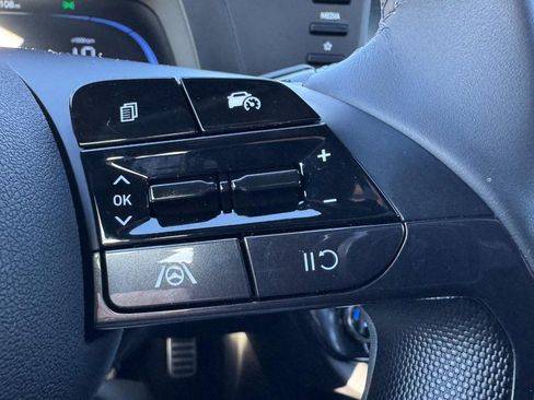 Certified 2025 Hyundai Elantra Sport image 17