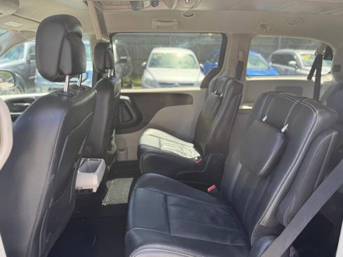 Used 2014 Chrysler Town & Country Touring image 9