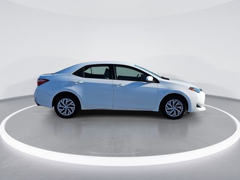 Used 2017 Toyota Corolla LE image 2