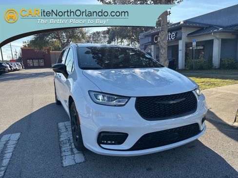 Used 2024 Chrysler Pacifica Select image 1