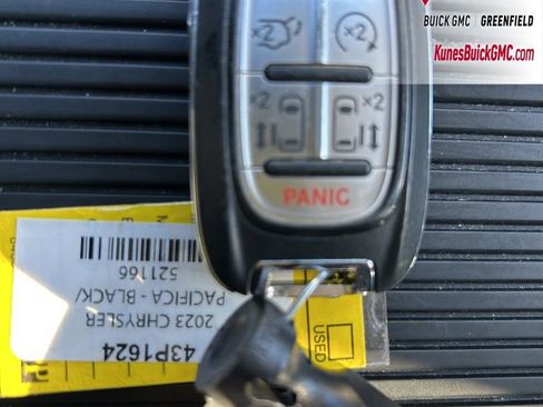 Used 2023 Chrysler Pacifica Touring-L image 39