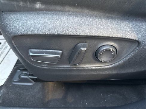 Used 2023 Toyota Highlander XLE image 25