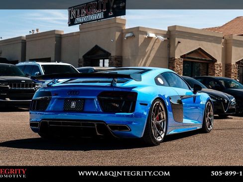 Used 2017 Audi R8 V10 w/ Carbon Exterior Package image 7
