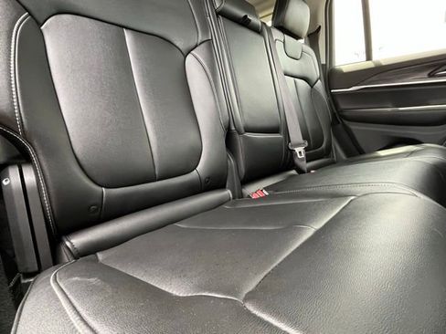 Used 2023 Jeep Grand Cherokee Limited w/ Black Appearance Package AWD/4WD image 27