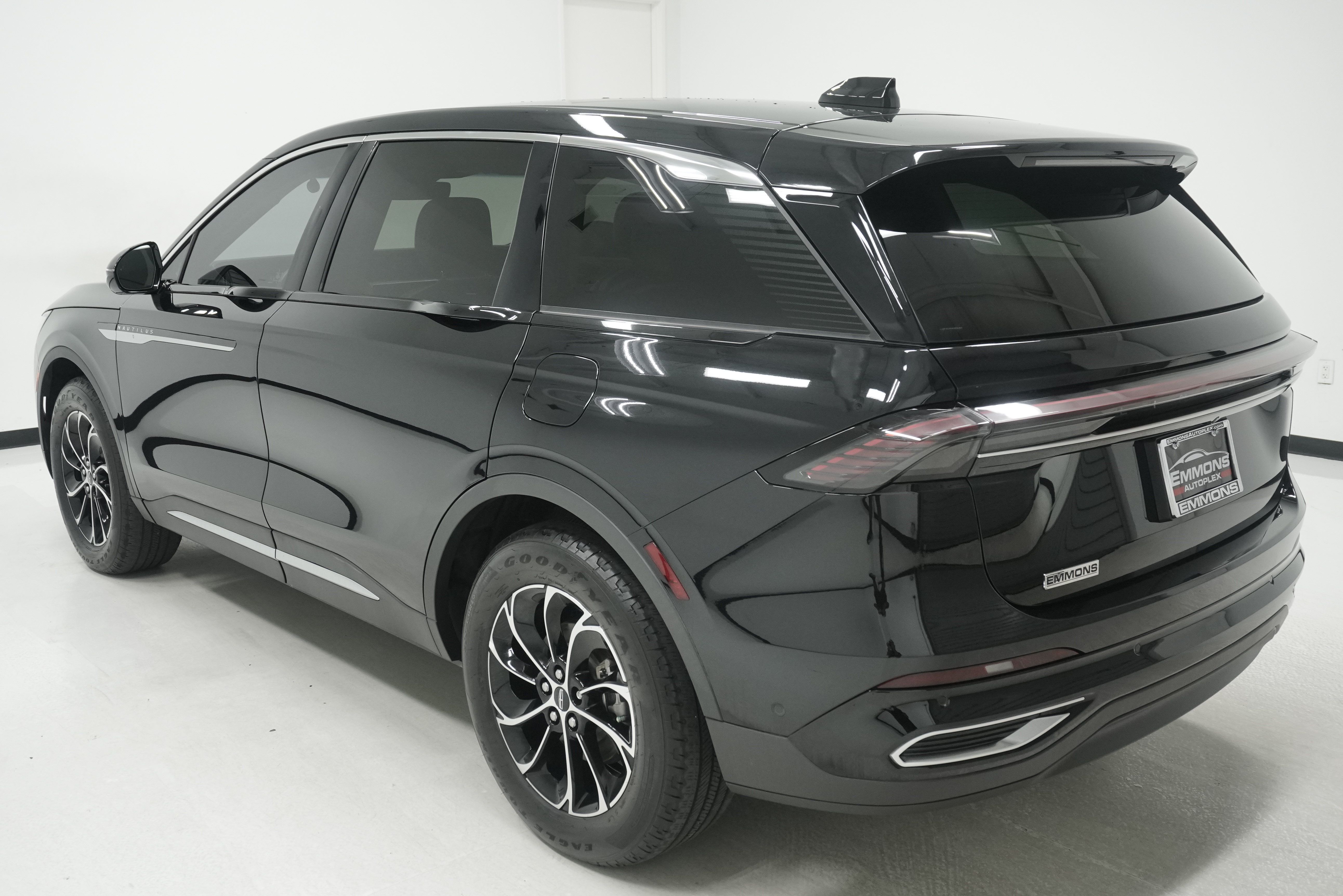 Used 2024 Lincoln Nautilus Premier AWD/4WD image 6