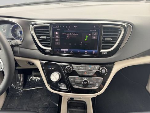 Used 2023 Chrysler Pacifica Touring-L FWD image 12