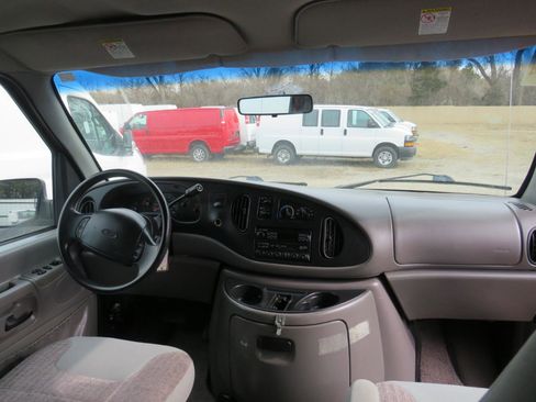 Used 1999 Ford E-150 and Econoline 150 Wagon RWD image 23